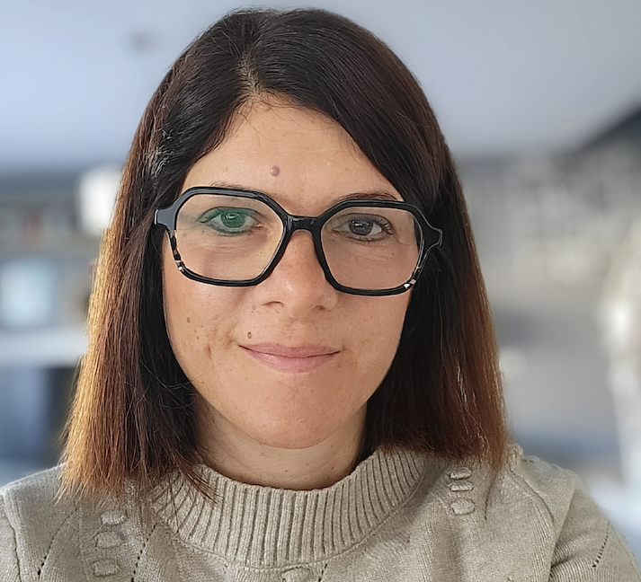 Conduce: Manuela Giago